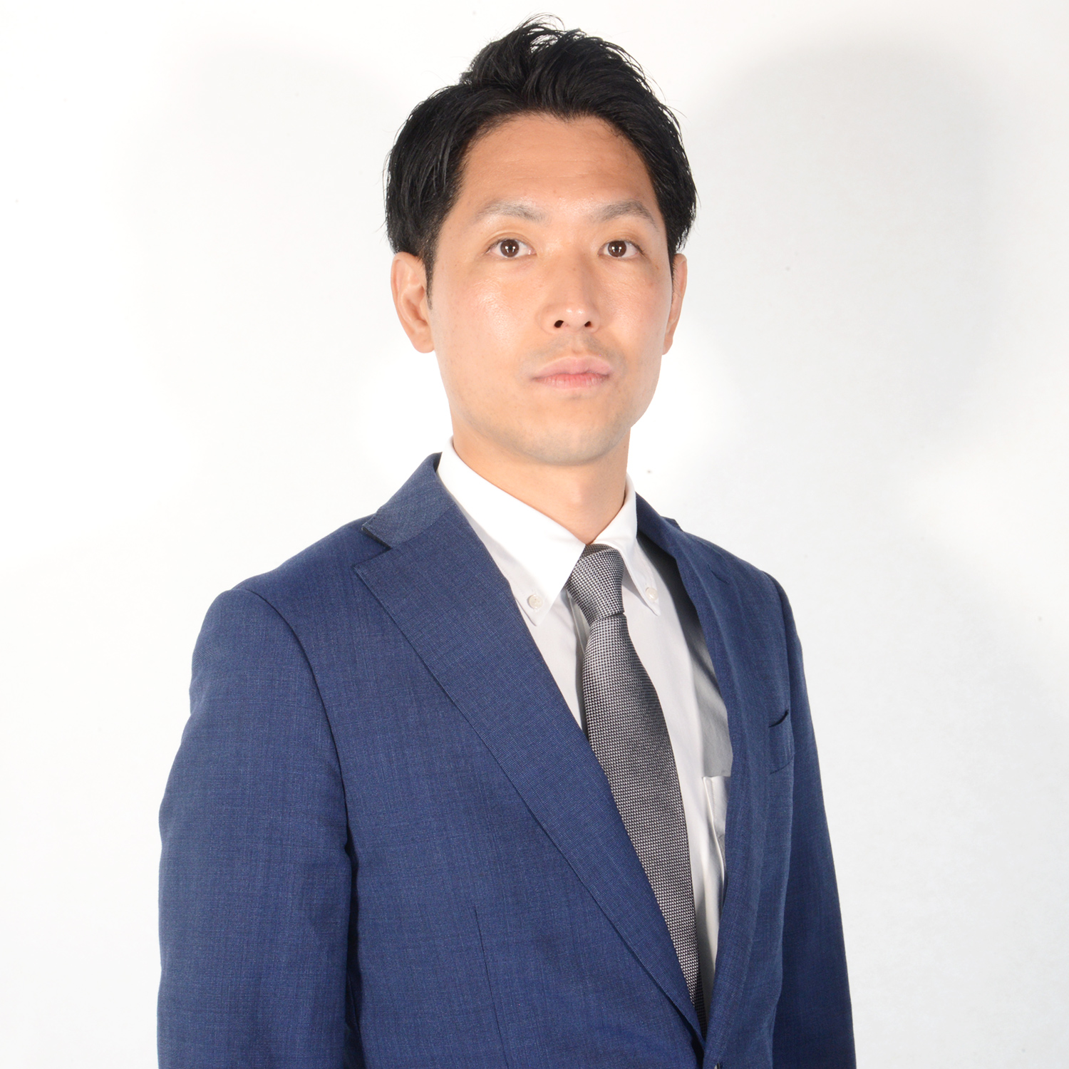 K.由行